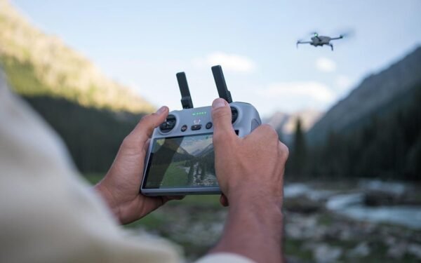 DJI Mini 4 Pro Fly More Combo (DJI RC 2)  Mini-Kameradrohne, Grau